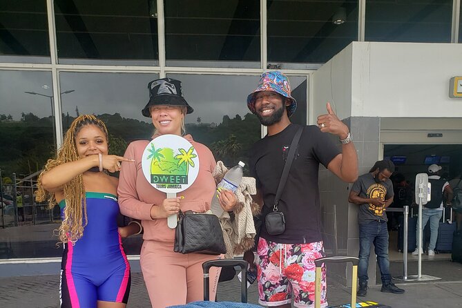 Airport Transfer Montego Bay: Riu Montego / Reggae / Palace - The airport meeting point needs care