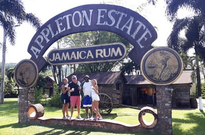 Appleton Estate Rum, YS Falls, Black River Safari / Floyd's Pelican Bar Tour - Floyd’s Pelican Bar: a bar on a sandbar