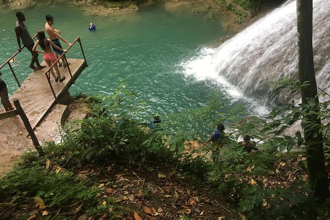 Blue Hole & Jamaica Sightseen Tour Included Transportation - What the guides add to the day