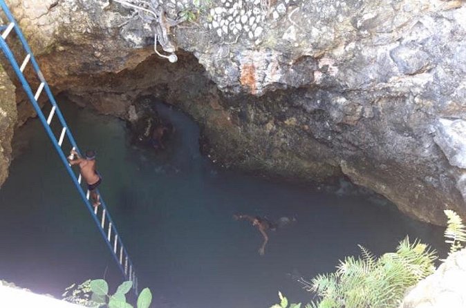 Blue Hole Mineral Spring and Rick's Cafe - What to expect beyond the water