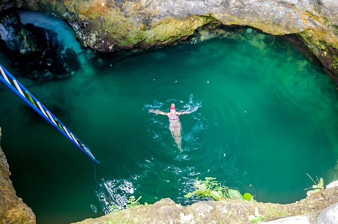 Blue Hole Mineral Spring, Ricks Cafe, 7 Mile Beach and Shopping Private Tour - Why the flexible driver matters