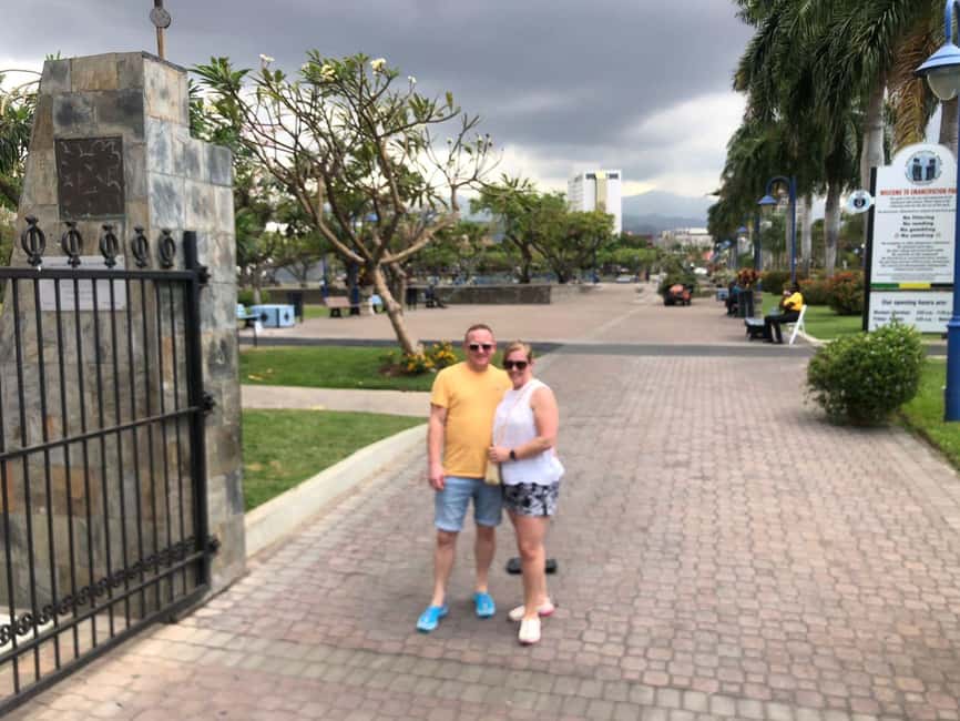 Bob marley 9 Miles & Dunns River Tour from Ocho Rios - Choosing lunch at Scotchie