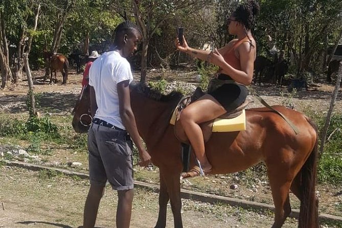 Hour Horseback Riding Guided Tour from Runaway Bay - What the $115 price really covers