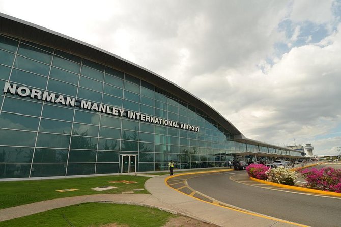 Kingston Round Trip Airport Transfers to Ocho Rios - The road to Ocho Rios in an air-conditioned vehicle