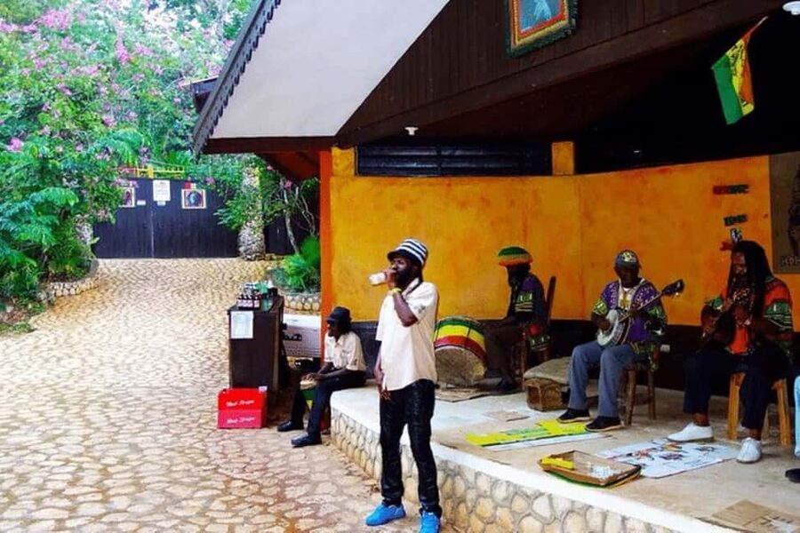 Montego Bay: Bob Marley, Dunn's river and Luminous Lagoon - Bob Marley’s home and mausoleum at Nine Mile