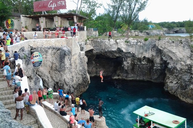 Montego Bay Excursion Negril 7 Miles Beach, Rick's Cafe and Time Square Shopping - Shopping for rum, coffee, and Jamaican goods at Time Square