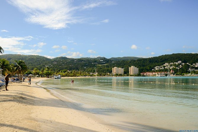 Montego Bay Sightseeing and Shopping Tour - One Hour at the Craft Market
