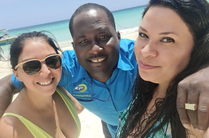 Negril Seven Mile beach, Catamaran Cruise ,Parasailing,with Sunset at Ricks Cafe - Catamaran cruising along the Negril coast