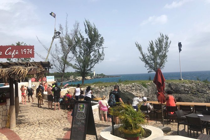 Negril Shopping And Rick's Café - What makes the driver so important