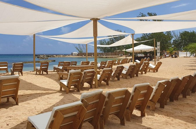Ocho Rios: Bamboo Beach Club VIP Access with Lunch and Cocktails - Shopping on the way back