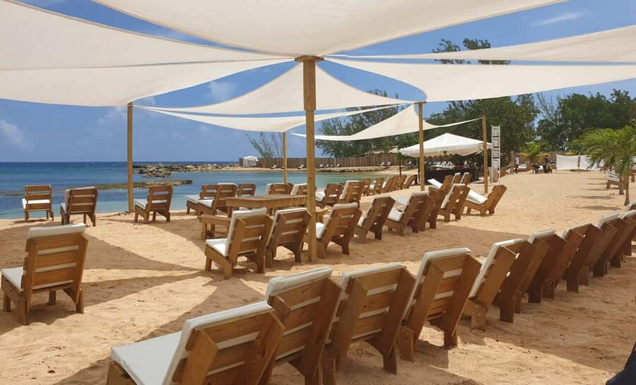 Ocho Rios: Bamboo Beach Club VIP Pass with Lunch and Drinks - Swimming and Sun Time in the VIP Section