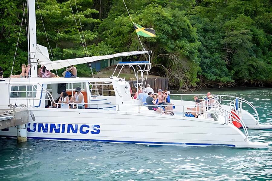 Ocho Rios Catamaran: Dunn's River, Snorkeling & Open Bar - The return cruise with music and drinks