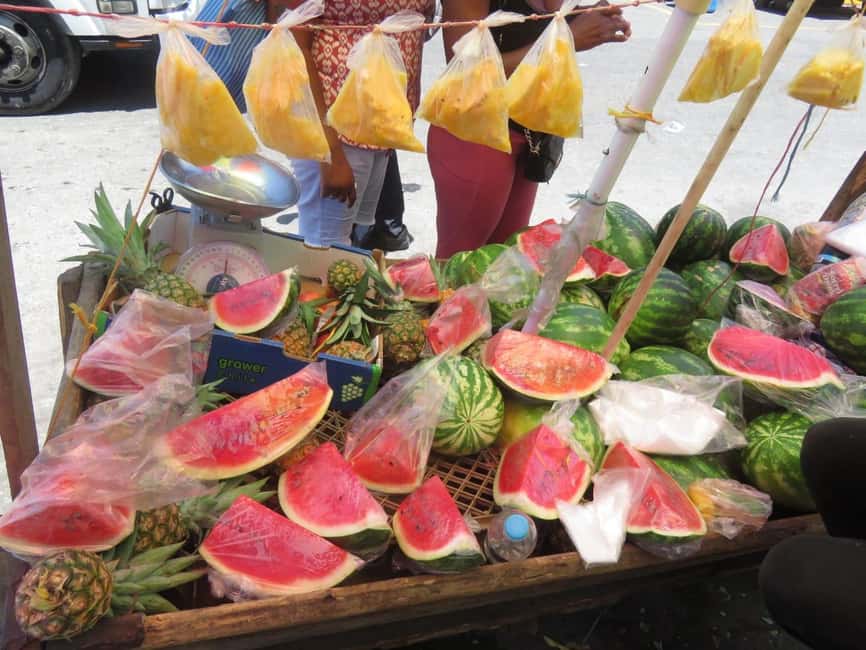 Ocho Rios: Food Walking Tour - Browsing Ocho Rios Arts and Crafts