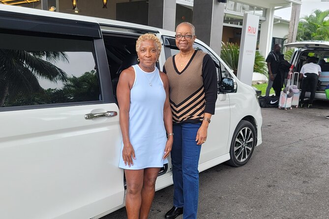 One way Private transfer from Airport to Resorts - What the return transfer looks like
