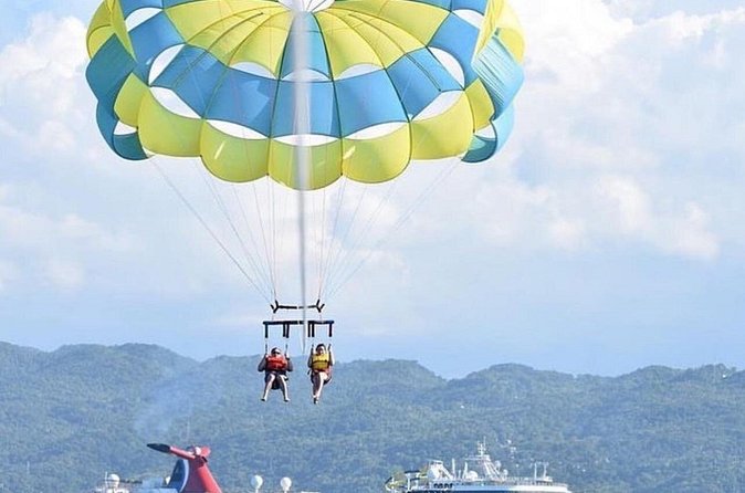 Parasailing activity in Montego Bay with lunch and transfer - Fifteen minutes above the Caribbean Sea