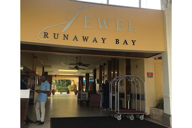 Private Roundtrip Airport Transfer to Resorts in Runaway Bay - Stops, food, music, and sightseeing requests