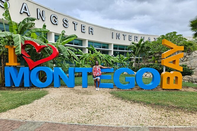 Private Transfer From Montego Bay Airport to Hotels in MontegoBay - A quick ride from Montego Bay airport to your hotel