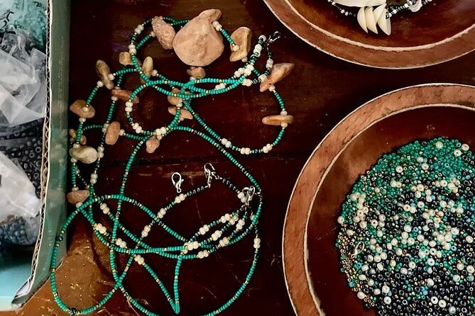 Souvenirs workshop A Mi Mek It! in Montego Bay Jamaica (FR & EN) - Who will enjoy A Mi Mek It! most